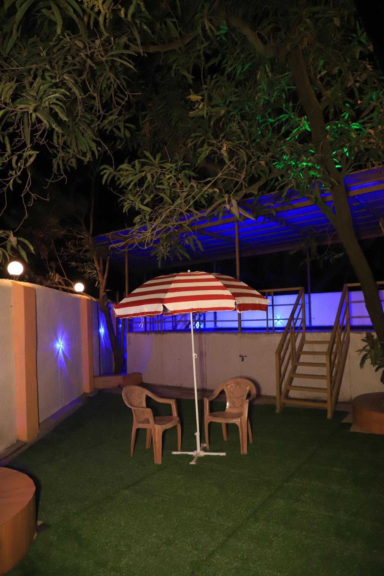 Hemharsh Holiday Home With Pool 카르자트 외부 사진